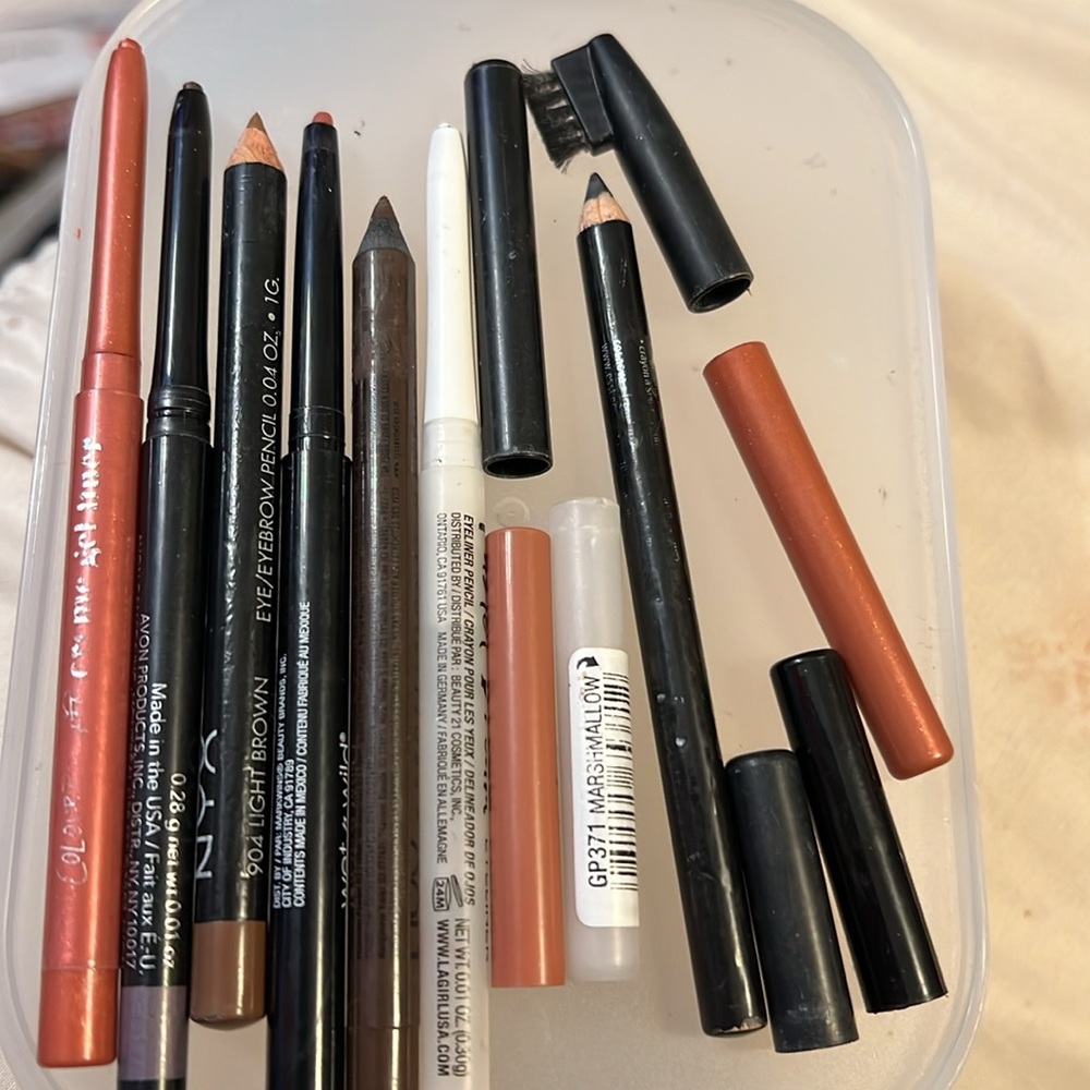 Shiny GEL LINET  , NYX, AVON,,AND MORE 
Total 7 new , or swapped FREAT PRUCE